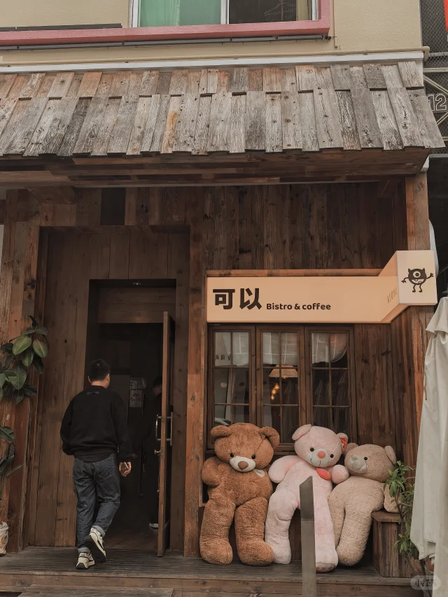 The charming courtyard of Keyi Shitang, a fusion restaurant and cafe in Shifang.
