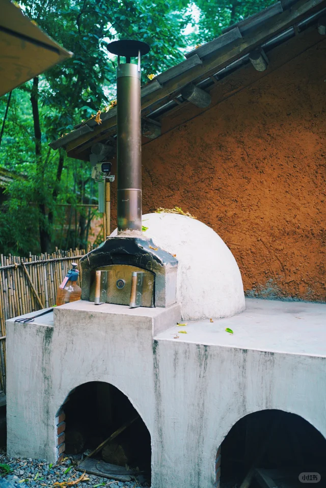 A rustic cafe in Shifang offering kiln-baked bread and a serene atmosphere at the foot of the mountains.