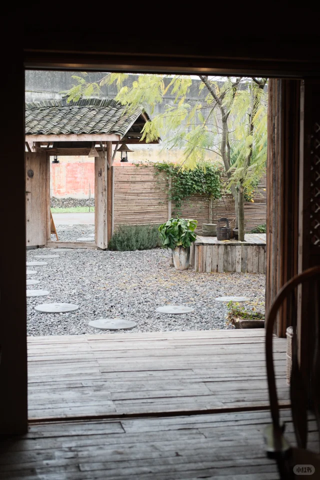 A quaint, almost oil-painting-like courtyard cafe found in the countryside of Shifang.