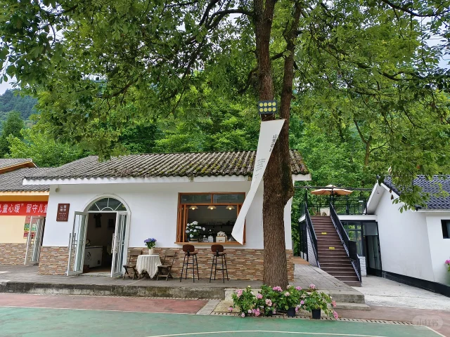 A scenic coffee shop located by the river in Shifang's Red Canyon, offering outdoor seating.
