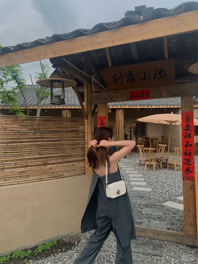 A beautifully styled courtyard cafe in Shifang, perfect for a relaxing afternoon.